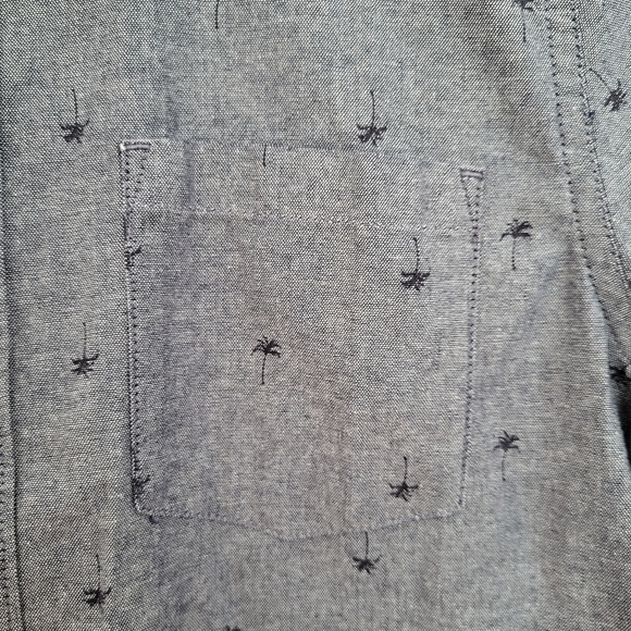 Amazon Essentials Boy's Button Down Short Sleeve Top - Picture 4 of 5